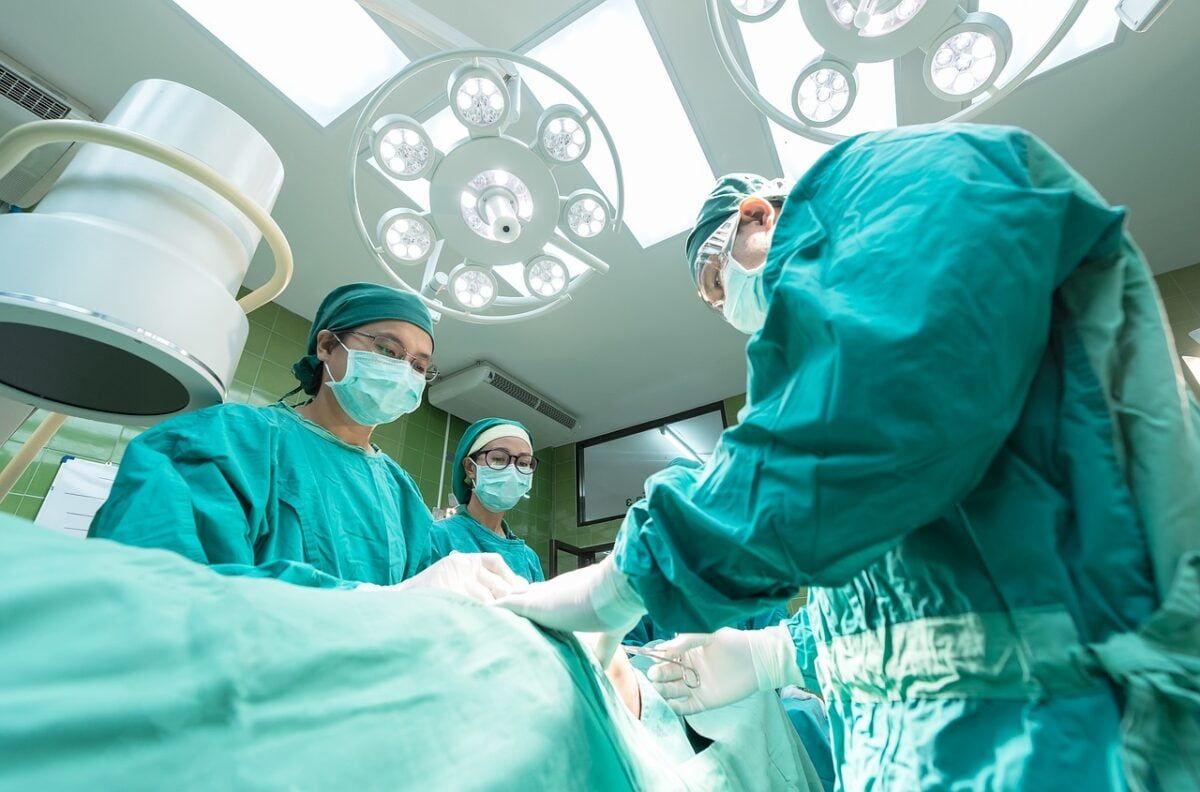 2026 How to Become a Surgeon – Salary and Requirements
