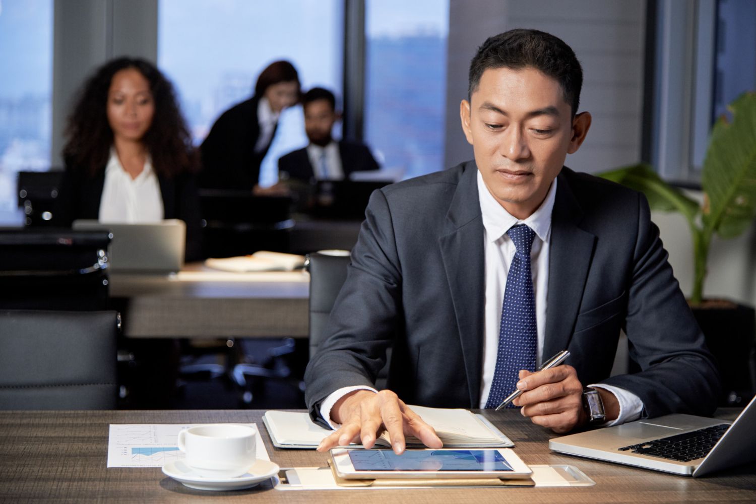 2027 How to Become an Investment Banker: Step-By-Step Guide thumbnail