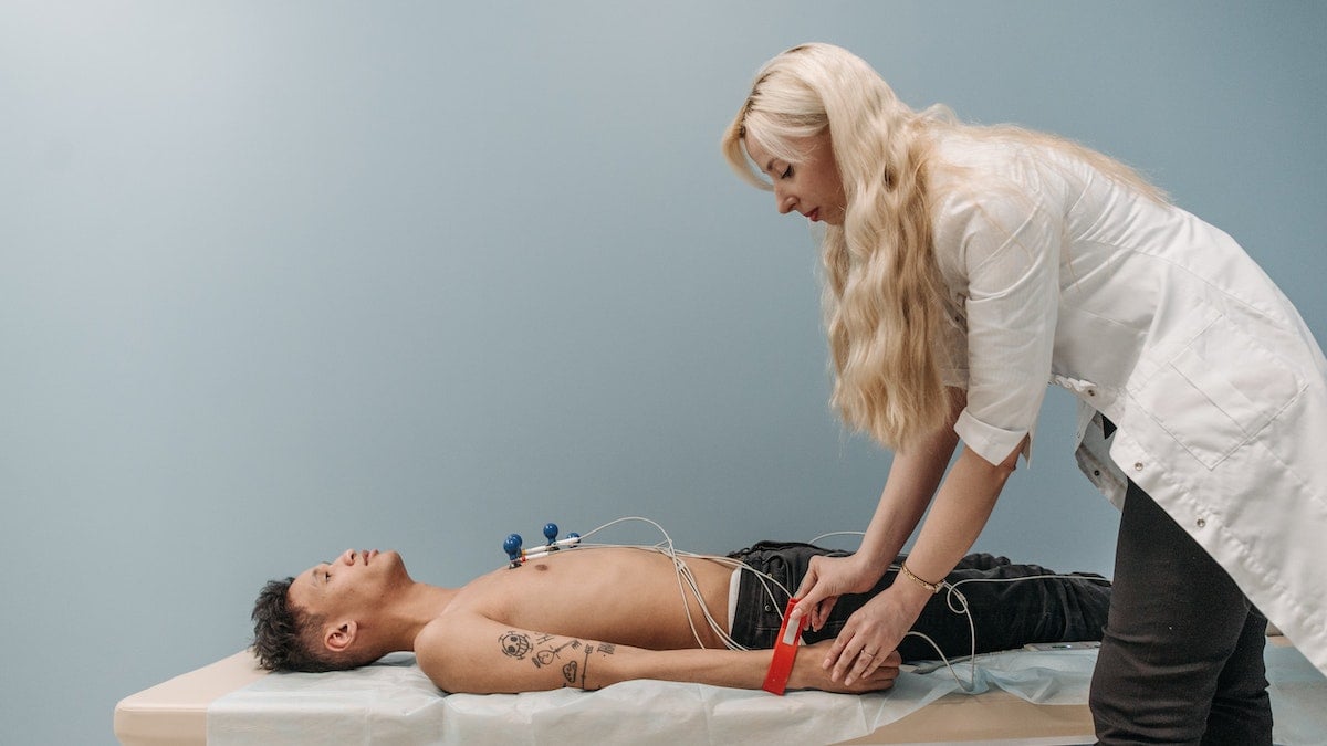 2026 How to Become an EKG Technician – Salary & Requirements
